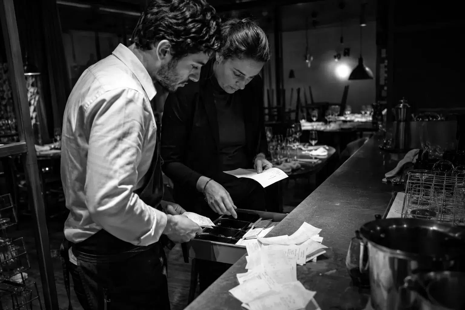 Revisión del cierre de caja y los comprobantes de venta de un restaurant